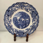 Belíssimo Prato em porcelana Inglesa ricamente ornamentado  . Marca : MIL STREAM -JOHNSON BROS  . Mede: 26 cm - Suporte não incluso