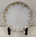 Linda Travesssa em porcelana LIMOGES ricamente ornamentada em padrão florais com alças trabalhadas . Medem: 29  cm.  Suporte não incluso