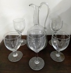 Conjunto em vidro de Jarra com 4 taças , lapidadas em desenho florais. Medem: 25 x 16 cm