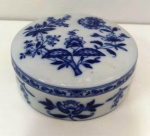 Porta Joia em porcelana VISTA ALEGRE com ornamentação azulada em temas florais . Mede: 11x4 cm