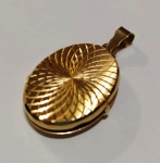 Antigo Relicário para fotografia em Ouro 18K . Mede: 3 cm . Pesa : 9,8 g