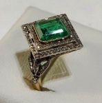 Antigo anel em OURO 18K com  esmeralda ( 0,8 x 0,8 )  2,5 ct com 14 brilhantes  totalizando 1 kilates  - aro 18 - peso: 4,5 g