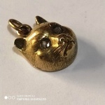 Pingente em formato de Gatinho Japonês - SANKYO - em ouro  com olhos de brilhantes . Mede: 1,3 cm - peso : 3,9 g 