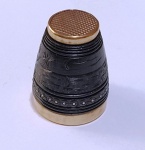 Antigo dedal em coco com ouro . Mede: 22 mm 