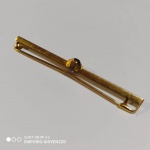 Alfinete com pedra vermelha em ouro  baixo - peso : 2,8 g