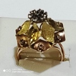 Anel em ouro  baixo em formato de flor com pedras - aro 12 - peso: 4,3 g