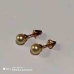 Par de brincos em Ouro  com pérola  - Peso : 0,82 g 