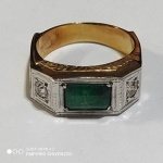 Anel de formatura em ouro 18K com esmeralda de 2 ct e 2 brilhantes de 15 pontos aproximados - aro 16 - peso: 10 g