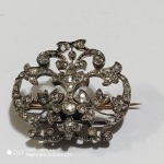 Antigo Broche em Ouro Branco cravejado com  brilhantes - mede: 2,5 cm - Peso: 8,97 g