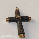 Antigo Crucifixo  em coco com ouro . Mede: 37 x 26  mm 