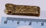 Antigo alfinete decorado em ouro  baixo  com contraste - Peso : 2,83 g - Mede: 2,5 cm