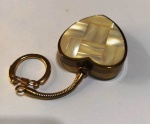 Antiga caixinha de musica chaveiro em formato de coração  com detalhes em madrepérola . Excelente estado e funcionando . Mede: 4,5 cm - Peso : 47 g