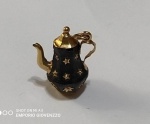 Antigo pingente de bulê em coco com ouro . Mede: 22 mm 