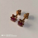 Par de brincos em Ouro  baixo  com pedra vermelha- Peso : 0,56 g