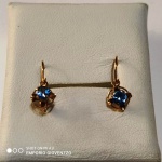 Par de brincos em Ouro  baixo  com pedra azul - Peso : 0,80 g