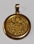 Pingente em ouro  baixo trabalhado com imitação de moeda austriaca  ao centro . Peso: 4,8 g