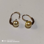 Par de brincos em Ouro  baixo com pérola  - Peso : 0,9 g
