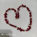 Colar em pedra coral polida e pérolas cultivadas . Mede: 46 cm 