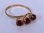 Anel em Ouro baixo com incrustação de 3 Pedra Vermelhas- Aro 10 - 0,64 g