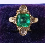 Antigo anel carré em OURO 18K  com  esmeralda colombiana  4 ct com 14 brilhantes  totalizando 1 ct  - aro 18 - peso: 4,78 g