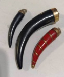 Trio de Chifres em pedras diversas trabalhadas em ouro . Mede: 6 cm a maior