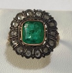 Antigo anel em OURO 18K  com  esmeralda  4 ct com 14 brilhantes  totalizando 50 pontos  - aro 18 - peso: 4,5 g