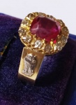 Antigo anel  com rubi  aproximados 3 ct em OURO 18K com 14 brilhantes aproximados  90 pontos  - aro 26 - peso: 6,85 g