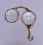 Antigo Piciné em metal dourado trabalhado . Mede: 8 cm