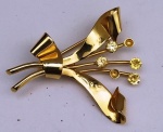 Broche em metal amarelo com incrustação de pedras ( possivelmente citrinos) faltam 2 . 6,4 grs