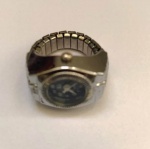Curioso Anel relógio em metal com pulseira expansiva - Marca KS - não testado