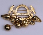 Broche em prata dourada estilo balangandã . Mede: 6 cm