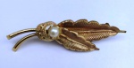 Broche em formato folha com pérola .