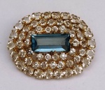 Antigo broche em Prata filigranada com incrustações de pequena pedra azul ( possivelmente topázio) e brancas  . Mede: 4 cm 