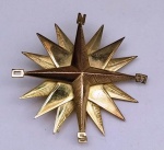 Broche Rosa dos Ventos em metal dourado . Mede: 5,5 cm