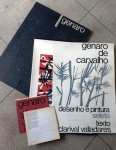 Grande conjunto de 6  serigrafias e offset de GERNARO DE CARVALHO com diversas técnicas  em caixa de madeira e assinadas . Box autografado por por NAIR DE CARVALHO , CLARIVAL DE PRADO VALLADARES E EMANOEL ARAÚJO  - Numero 136/210 - 1976 . Medem: 72 X 52 cm.Genaro Antônio Dantas de Carvalho (Salvador, Bahia, 1926 - idem 1971). Tapeceiro, pintor, desenhista. Inicia seus estudos de pintura com o pai. Em 1944, vai para o Rio de Janeiro, e estuda desenho com Henrique Cavalleiro (1892-1975) na Sociedade Brasileira de Belas Artes. É considerado um dos principais ativistas pela renovação da arte na Bahia, ao lado de Carlos Bastos (1925-2004), Caribé (1911-1997) e Mario Cravo Jr. (1923). Com bolsa de estudos do governo francês, Genaro embarca para Paris em 1949, lá estuda com André Lhote (1885-1962) e Fernand Léger (1881-1955) na École Nationale de Beaux-Arts. Participa, em 1950, dos Salões de Outono, de Maio e dos Independentes. Nesse mesmo ano, inicia-se na arte da tapeçaria, realizando seu primeiro trabalho denominado Plantas Tropicais. No ano de 1955, cria o primeiro ateliê de tapeçaria no Brasil, na cidade de Salvador, Bahia. Seu trabalho de maior destaque é o mural realizado para o salão interno do Hotel da Bahia, obra com 200 metros quadrados, intitulada Festejos Regionais Bahianos. Em 1967, a Divisão de Cultura do Departamento de Estado Americano realiza o documentário Genaro e a Tapeçaria Brasileira.