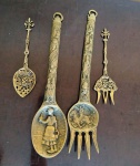 Conjunto de talheres de parede ARGENTINOS ricamente trabalhados em bronze . Medem: 42 e 23 cm
