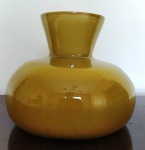 Antigo vaso bojudo em  MURANO Ocre . Mede: 23 x20 cm