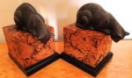 Par de Enfeites em bronze - Gato curioso - com base em madeira com trabalho de rádica . Marca: DECORATIVE CRAFTS INC. KOREA - numerado : 8376. Mede: 12x12x7 cm