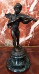Escultura em bronze maciço ricamente moldado em detalhes  representando anjo musical com violino em base de mármore trabalhado  . Assinado na base  possivelmente J.H LAND - Década de 20 . Mede: 21 cm