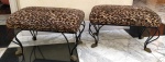 Par de Pequenas banquetas em ferro pintado cm ornamentação nos pés em bronze e estampa imitando pele de tigre . Mede: 64x37x40 cm