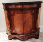 Grande Duquerque em madeira nobre ormanetado com detalhes em bronze com belíssimo trabalho em rádica. Tampo de granito verde bisotado. Mede: 122x103x46 cm