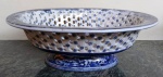 Fruteira vazada baixa em porcelana chinesa com motivos florais. Assinada Selo azul . Mede: 33x29x12 cm