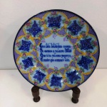 Belíssimo prato em porcelana portuguesa pintado em alcobaça com poema dedicado às mães  . Assinado . Pequeno bicado .Mede: 29 cm - Suporte não incluso