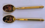 Par de colheres de chá em metal dourado estilo cloissoné . Mede: xx cm 