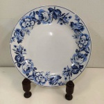 Prato em porcelana pintado com desenhos florais Marca : GIBSON   .  Mede: 27 cm - Suporte não incluso