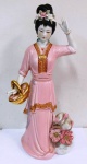 Maravilhosa estátua em Porcelana representando Gueixa japonesa. Pontinha de um dedo quebrado - Mede: 42 cm
