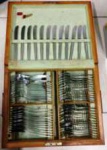 1 Faqueiro INOX HERCULES ( 12 Facas Grd - 12 Garfos peq - 10 Peças Especiais - 9 colheres de café - 8 colheres de cha - 10 facas de peixe - 12 garfos medio - 12 garfos grandes - 10 colheres grandes - 10 colheres peq. - 10 garfos de peixe - total : 115 peç