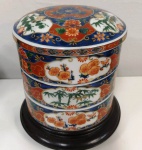 Potiche repartido 3 estágios em porcelana chinesa ornamentada com base em madeira . Mede: 19x16 cm