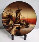 Grande prato em porcelana pintada com motivos de moinhos com assinatura  e numeração no verso. Mede: 39 cm