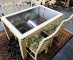 Mesa de Jantar com 4 cadeiras em madeira maciça patinada , tampo de vidro . Mede: 130 x 85 x 75  cm - cadeiras : 90 x 50 x 45 cm Excelente estado(Ge)